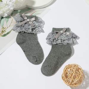 Adorables chaussettes pour bébé fille avec dentelle à volants et nœud, en coton doux, écologiques et respirantes, détails en perles, vente en gros - Product Image 5