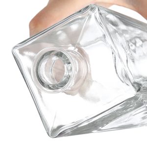 Bouteille de <span class=keywords><strong>vin</strong></span> rectangulaire en verre transparent, simple et au toucher agréable. Emballage et conditionnement de <span class=keywords><strong>vin</strong></span> <span class=keywords><strong>blanc</strong></span> - Emballage cadeau. - Product Image 2