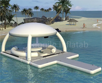 Parc aquatique d'été, plate-forme gonflable lounge