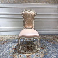 Ensemble table et chaises de salle à manger en bois massif français. Table rectangulaire avec sculptures royales. Convient aux villas de luxe.