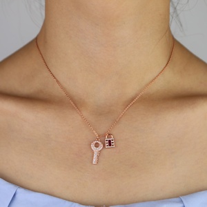 Promoción Europea EE. UU. Venta caliente Mujeres Joyería Chapado en oro Colorido Cz Lock Key Charm Collar - Product Image 2