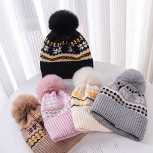 Gorro de Punto Clásico Retro con Pompones para Mujer, Gorro de Invierno Grueso y Cálido con Forro de Piel - Product Image 1
