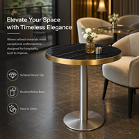 Table de bistrot de luxe en pierre frittée noire avec base carrée sur piétement doré, mobilier commercial pour restaurant