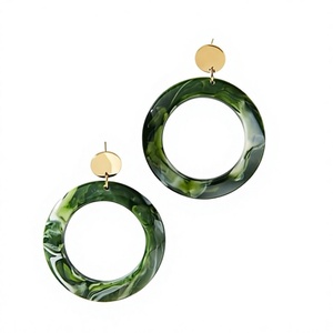 Boucles d'oreilles créoles géométriques colorées en résine 2026 pour femmes, bijoux de fête tendance, boucles d'oreilles statement en acrylique lucite d'Inde pour filles - Product Image 4