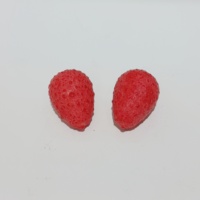 Bonbons à la fraise classiques et croustillants en gros, délicieux bonbons fruités dans un joli pot à la fraise