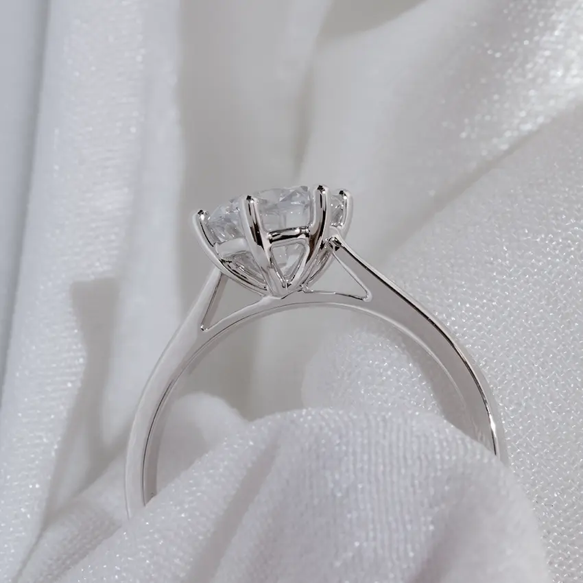 Anello di fidanzamento con diamante creato in laboratorio con vero oro bianco e vero diamante
