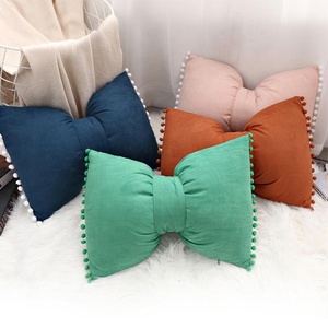 Bán Buôn 35X50Cm 100% Polyester Nhiều Màu Sắc Trẻ Em Giáng Sinh Bow Tie Pompom Trim Cushion Cover - Product Image 2