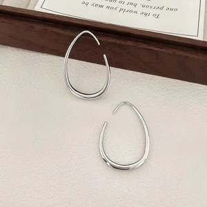 Boucles d'oreilles créoles goutte d'eau dorées en alliage de zinc pour femme, style minimaliste amincissant - Product Image 3