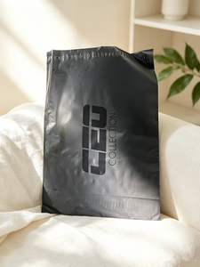 Sac d'expédition en polyéthylène noir avec logo UV noir personnalisé, sac de courrier en polyéthylène pour l'emballage de vêtements - Product Image 1