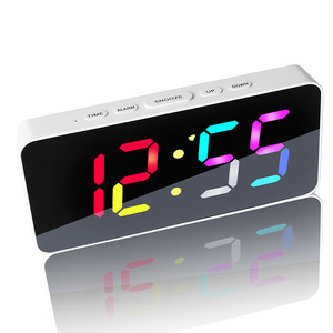 Réveil numérique RGB avec lumières d'ambiance changeantes de couleur, alarmes, fonction snooze, réglage de la luminosité, horloge de <span class=keywords><strong>table</strong></span> pour chambres, bureau <span class=keywords><strong>à</strong></span> domicile, décoration de bureau - Product Image 5