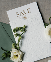 Cartes de vœux de mariage de luxe en coton blanc avec typographie dorée et enveloppe gaufrée
