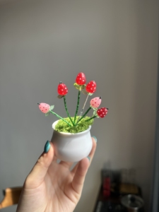 Mini bonsaï de fraises en cristal fait main, arrangement de plantes de fraises perlées pour la décoration de la maison, du bureau ou du bureau à domicile - Product Image 4