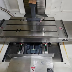 Centro de Taladrado y Roscado <span class=keywords><strong>CNC</strong></span> Vertical Directo de Fábrica con Control GSK, Husillo Único Automático, Recorrido de 700x400x330mm para Piezas de Acero - Product Image 3