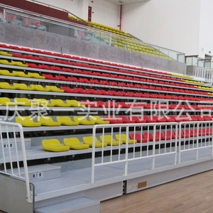Tribune rétractable avec sièges 706 et rampes d'accès pour stade, école, terrain de sport - Product Image 1