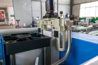 Machine de pulvérisation de polyurée à portée de ligne de 120 m, résistante aux produits chimiques, pour revêtement de cuve de trempage à l'acide et de mur de bassin, en stock aux États-Unis, prête à être expédiée