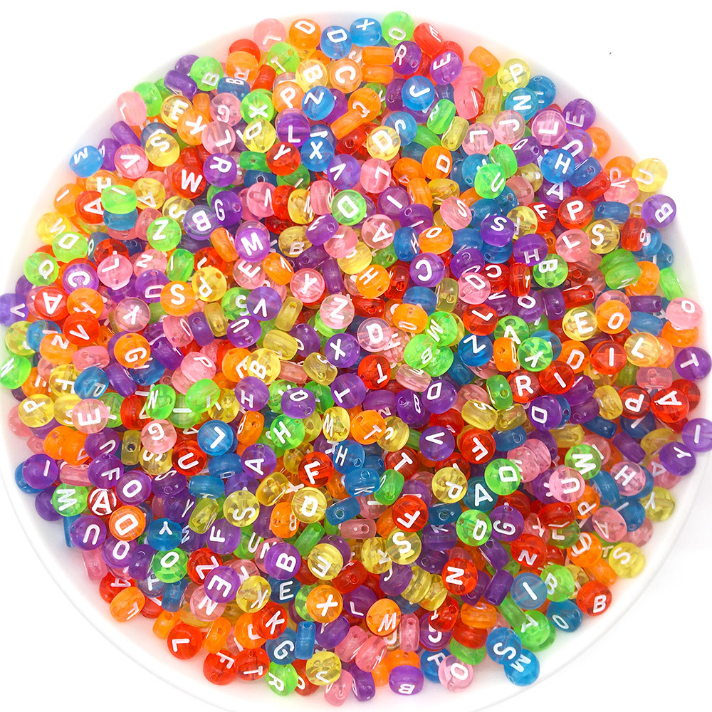 Rond-lettre blanche avec des perles de couleur transparente