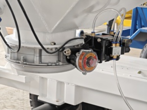 Mobil Mikser Tesisi Kullanımı İçin Tak ve Çalıştır Yatay Çimento Depolama Silosu Entegre Vidalı Konveyör En İyi Fiyat - Product Image 6