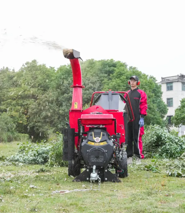 हाइड्रोलिक सिस्टम 27HP 740CC 5 इंच चिपिंग क्षमता वानिकी मशीनरी मल्चर श्रेडर मशीन ट्री श्रेडर वुड चिपर