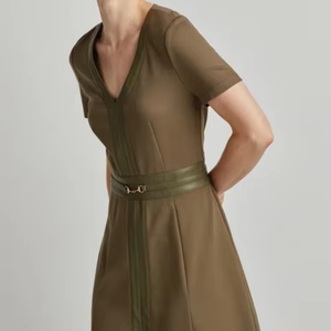 Robe Mini Évasée Formelle Luxueuse pour Femme avec Détails en Cuir, Manches Longues, Col Montant, Silhouette Plissée, Motif Floral, Coupe Moderne - Product Image 1