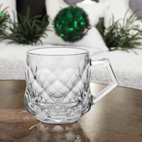 Mug en verre taillé à motif diamant de 350 ml. Texture ornée et poignée angulaire. Idéal pour les boissons chaudes.
