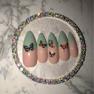 Ongles press-on Mari, style papillon français, gel stiletto, taille moyenne - Product Image 4