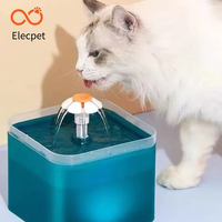 Fontaine à eau pour chat Fontaine à eau ultra silencieuse pour chat 2L/67oz avec lumière LED Filtre à charbon actif Fontaine à eau pour animaux de compagnie pour chats et chiens