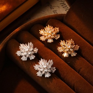 Boucles d'oreilles clous en zircon flocon de neige super scintillantes pour femmes, design luxueux et tempéré haut de gamme, polyvalentes, tendance et personnalisées - Product Image 4