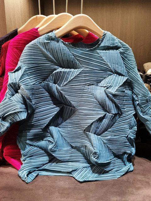 Design Sense Niche Diamond Pleated Top Women's Spring New High-end Cute Style Crew Neck Irregular Batwing Sleeve T-shirt