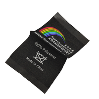 Étiquette de soin personnalisée en polyester tissé à motif coloré sur fond noir pour chaussures et sacs, avec logo et numéro de modèle sur mesure, directement de l'usine
