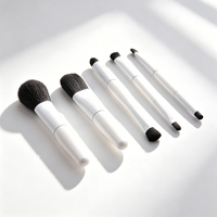 Ensemble de pinceaux de maquillage blancs avec sac de rangement argenté, poils synthétiques doux, pinceaux double embout pour les yeux et le visage, pinceau cosmétique portable
