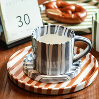 Bandes peintes à la main de style créatif Tasse à café en céramique écologique avec poignée arrondie et deux soucoupes Ensemble de 10 pièces