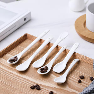 Bone China ceramica simpatici <span class=keywords><strong>cucchiaini</strong></span> da caffè mescolati piccoli Mini cucchiaino di <span class=keywords><strong>miele</strong></span> <span class=keywords><strong>per</strong></span> gelato Yogurt Dessert Tea agitazione colore cucchiaio bianco - Product Image 2