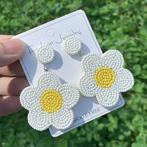 Boucles d'oreilles tissées Style Resort élégant exagéré fleurs à cinq pétales blanc jaune perles de riz boucles d'oreilles pour femmes Uionen 1829 - Product Image 1