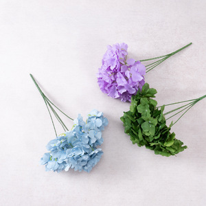 Bouquet multicolore de 5 têtes d'hortensias artificiels en soie pour aménagement extérieur, studio photo, décoration de mariage et allée de banquet - Product Image 3