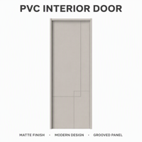 Porte intérieure minimaliste en PVC gris clair, panneau plat avec détail rainuré croisé, finition mate pour appartement