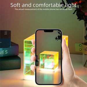 Creative Infinity 3D Cube Night Light Ambience Decor Acrílico LED Colorido Cubo mágico/Triángulo Lámpara de mesa para dormitorio Sala de juegos - Product Image 4