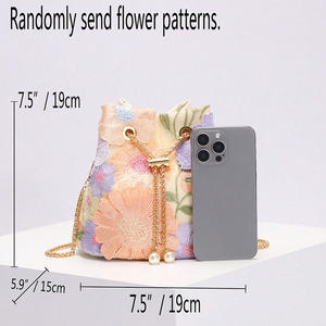 Nouveau sac seau d'été rétro tendance pour femme, fabrication robuste, maille PVC, fleurs brodées, paillettes, bandoulière chaîne - Product Image 6