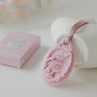 Désodorisant Suspendu en Plâtre Céramique Parfumé pour Voiture et Armoire Diffuseur d'Huiles Essentielles