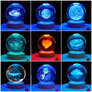 Galaxy 6cm luz de colores bola de cristal lámpara de ilusión 3D lámpara LED de base de madera Base de luz nocturna para regalos de cumpleaños luz de noche 3D