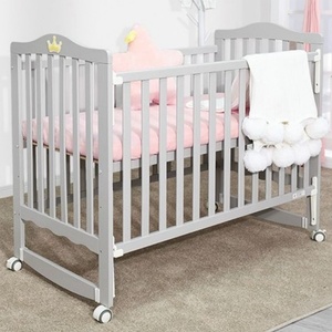 Berço Moderno para Bebês e Crianças Pequenas com Altura Ajustável, Berço Esticável com Cabeceira Arqueada em Madeira Sólida e Grade de Proteção - Product Image 2