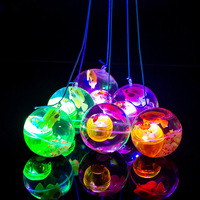 Balle rebondissante lumineuse LED écologique et colorée pour les jeux en plein air, les cadeaux de fête d'anniversaire, les jeux sensoriels pour enfants