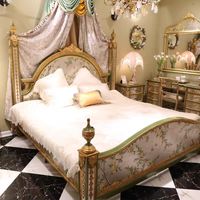 Lit en bois de luxe de style princesse royale française, avec cadre sculpté en feuilles d'or et d'argent, et ensemble de tables de chevet ornées pour villa