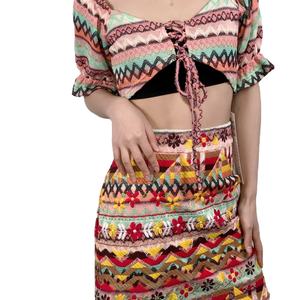 ชุดเซ็ตแจ็คการ์ดลายพิมพ์เรขาคณิตสำหรับผู้หญิง ดีไซน์ใหม่จากโรงงาน พร้อมเสื้อครอปท็อปและกระโปรงมินิปักลายดอกไม้ - Product Image 1