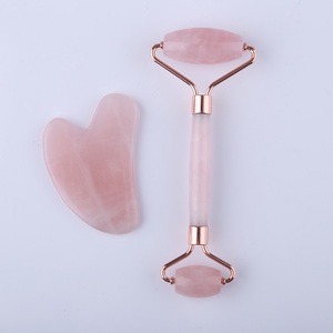 100% <span class=keywords><strong>de</strong></span> cuarzo rosa genuino <span class=keywords><strong>de</strong></span> rodillos y Gua Sha <span class=keywords><strong>de</strong></span> belleza <span class=keywords><strong>de</strong></span> piedra <span class=keywords><strong>de</strong></span> cuarzo rosa Gua Sha <span class=keywords><strong>desguace</strong></span> herramienta - Product Image 1