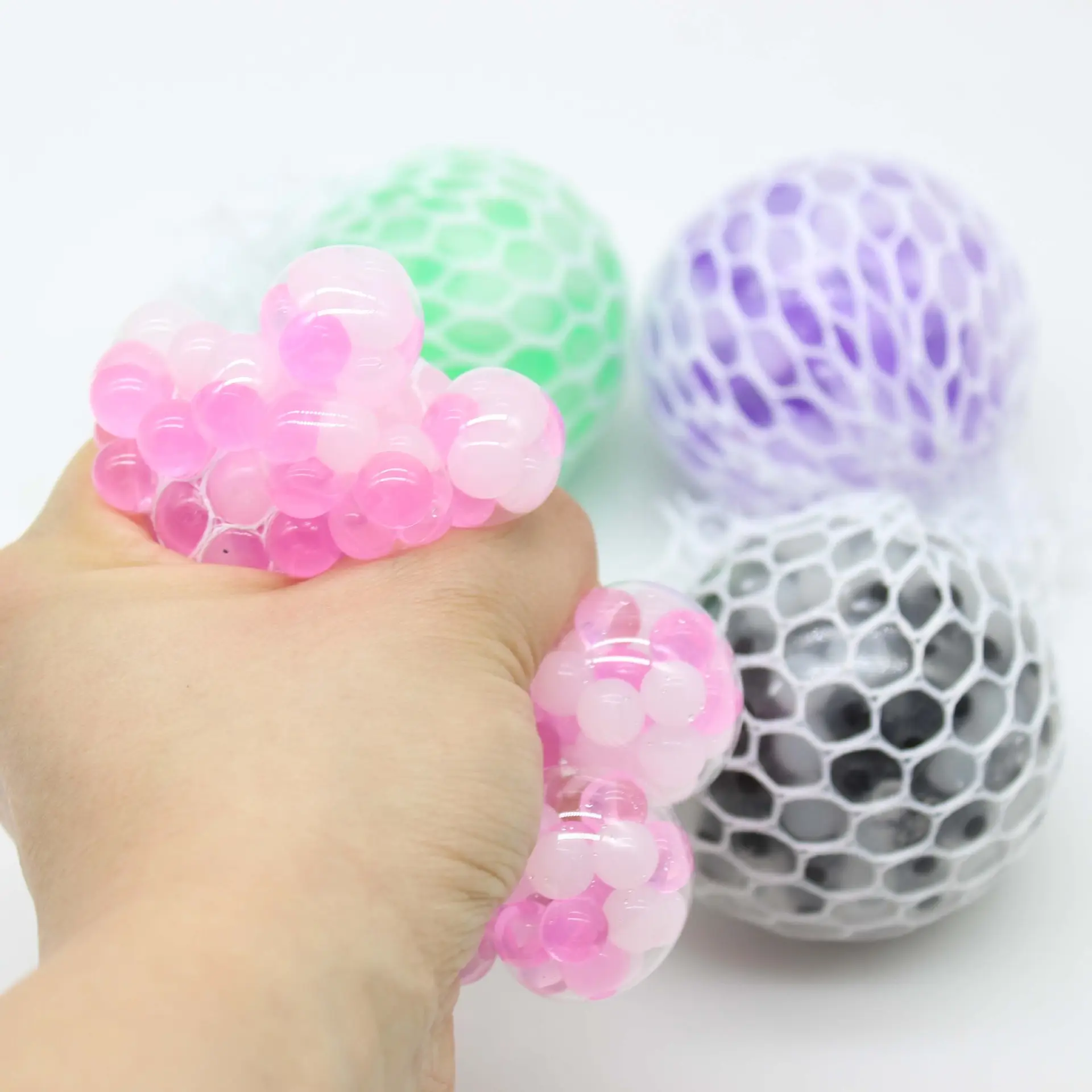 थोक अपघटन दो-रंग फोम बॉल रचनात्मक रंगीन बेड्स अंगूर की गेंद खिलौने निचोड़ें