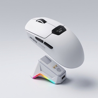 JEQIDI Mouse Gaming Nirkabel Tiga Mode Dengan Layar OLED, Dock Pengisian Daya RGB, Sensor PAW3311, Mouse Ergonomis yang Dapat Diisi Ulang