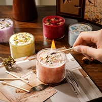 Bougie parfumée artisanale aux fleurs séchées dans un bocal en verre, bougie d'aromathérapie colorée, cadeau et décoration d'intérieur