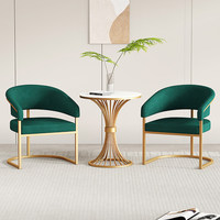 Luxuriöse nordische Möbelgarnitur: Moderne Samt-Sessel mit Metallgestell für Wohnzimmer und Lounge – Goldene Flügelstühle