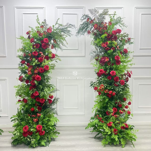 Arche florale en corne de mouton, style New Forest, avec herbe verte et roses rouges, pour événements en milieu végétal et décoration d'ambiance - Product Image 1
