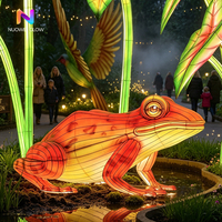 Festival d'éclairage nocturne extérieur du jardin botanique de Pâques avec des grenouilles géantes lumineuses en fer colorées